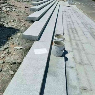 亳州 芝麻白整石台阶，施工现场