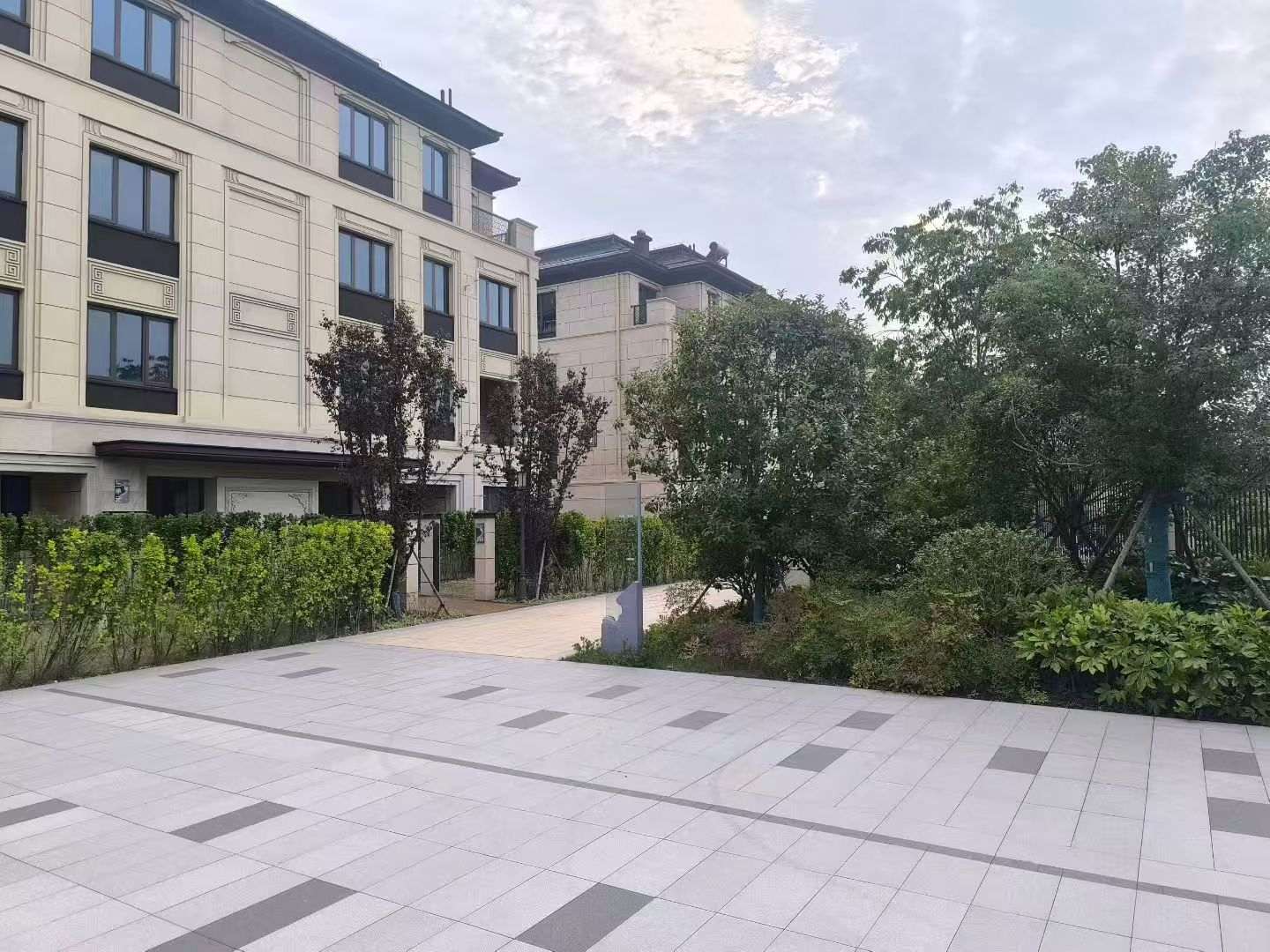 亳州 芝麻白与芝麻白搭配铺装，尺寸1200*600